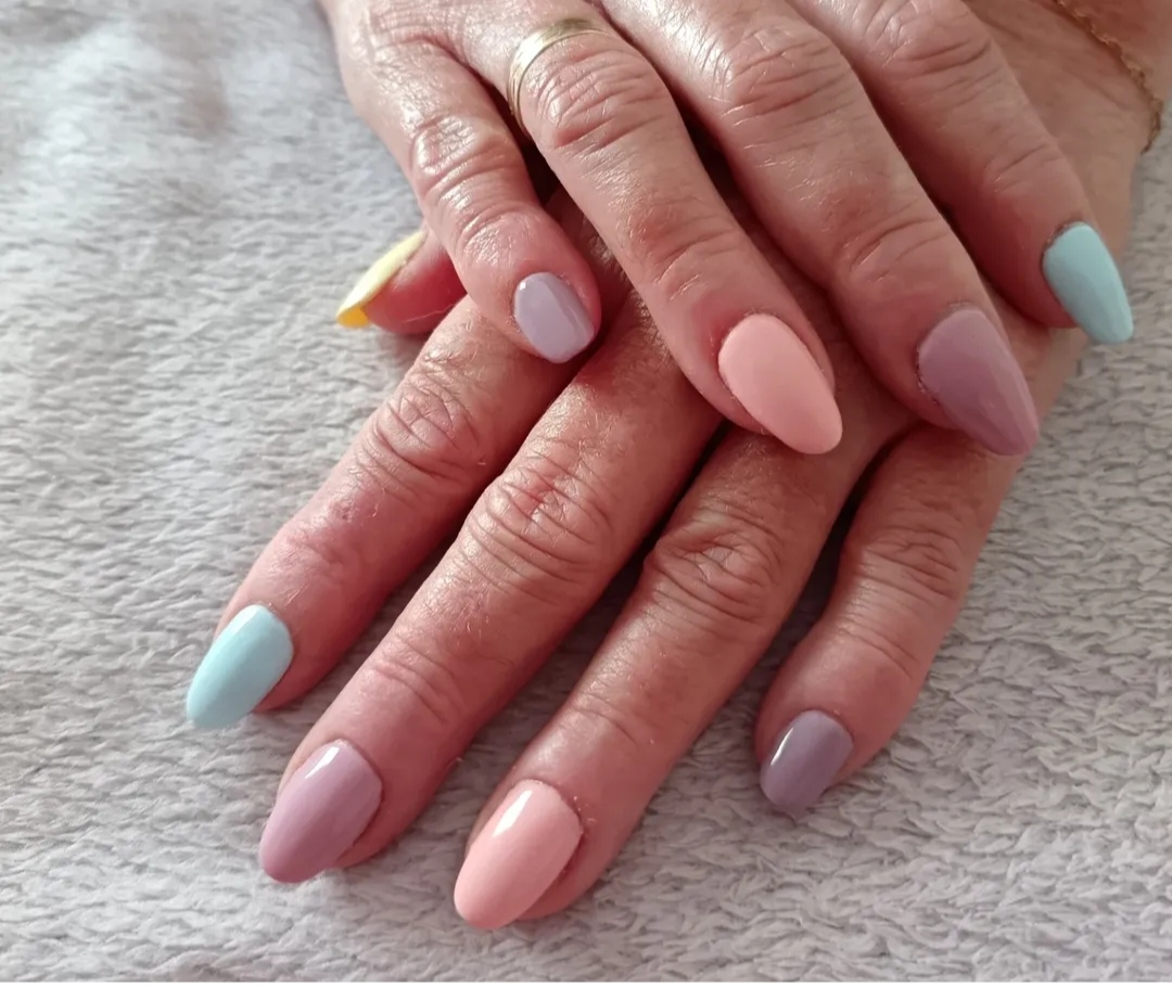 Pastel multicolour gel nails